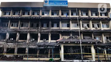 Kondisi gedung SMK Yadika 6 pascakebakaran, Jatiwaringin, Pondok Gede, Kota Bekasi, Jawa Barat, Selasa (19/11/2019). Pihak sekolah meliburkan siswa selama tiga hari ke depan akibat hampir seluruh gedung SMK Yadika 6 hangus dalam kebakaran pada 18 November 2019. (merdeka.com/Iqbal Nugroho)