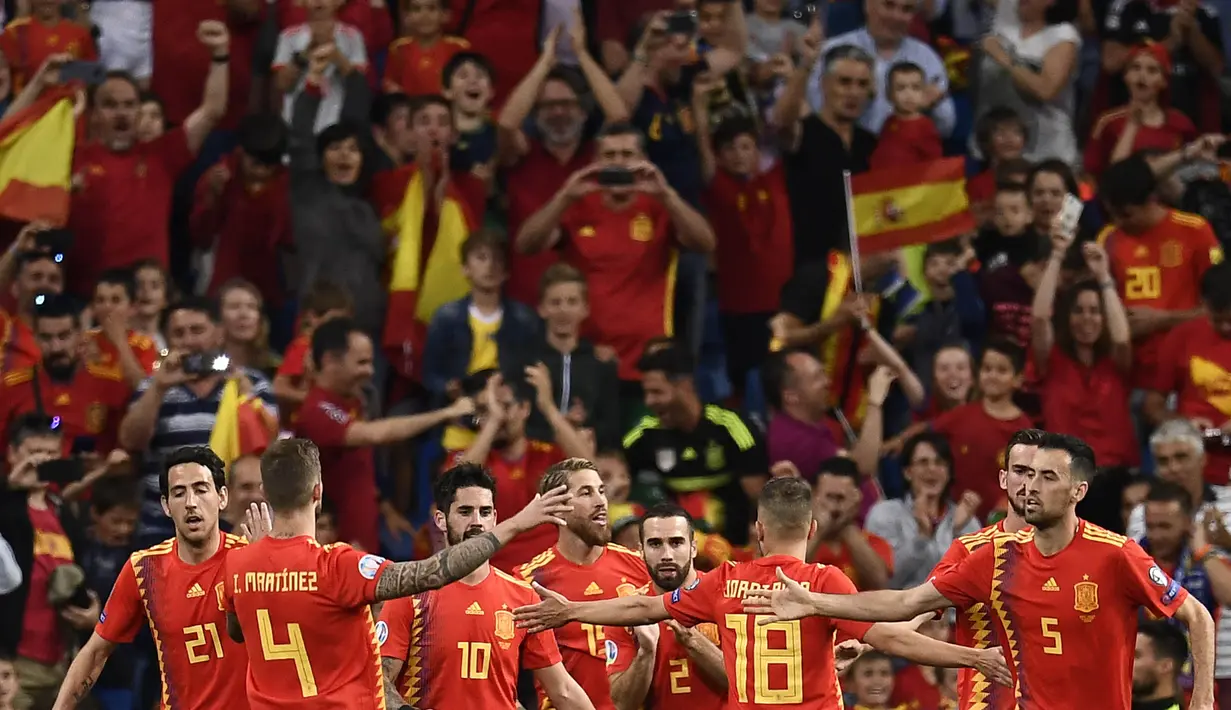 Para pemain Spanyol merayakan gol yang dicetak Sergio Ramos ke gawang Swedia pada laga Kualifikasi Piala Eropa 2020 di Stadion Santiago Bernabeu, Madrid, Senin (10/6). Spanyol menang 3-0 atas Swedia. (AFP/Oscar Del Pozo)