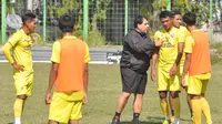 Pelatih Arema FC, Carlos Oliveira, memberikan instruksi kepada pemain Arema FC dalam sesi latihan pagi, Sabtu (19/9/2020). (Bola.com/Iwan Setiawan)