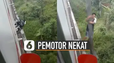 Beredar video seorang pria bergelantungan di tiang jembatan rel kereta api. Menurut kabar, pria tersebut nekat terobos jembatan rel kereta api dengan sepeda motornya.