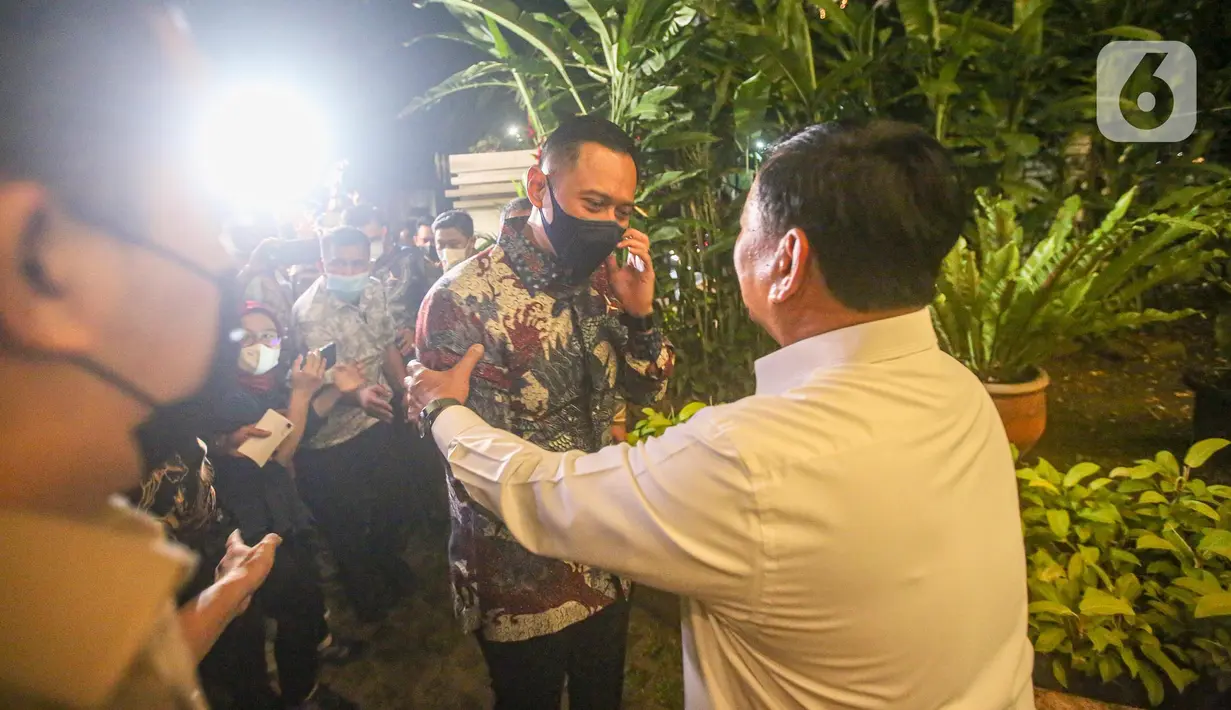 Ketua Umum Partai Gerindra Prabowo Subianto menerima kedatangan Ketua Umum Partai Demokrat Agus Harimurti Yudhoyono di kediaman Kertanegara, Jakarta, Jumat (24/6/2022). Pertemuan antara Partai Demokrat dan Partai Garinda tersebut untuk mempererat komunikasi dan silaturahmi. (Liputan6.com/Faizal Fanani)