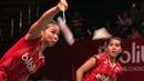 Ganda putri Indonesia, Nitya Krishinda Maheswari/Greysia Polii, saat bertanding melawan ganda putri Malaysia, Lim Yin Loo/Meng Yean Lee, dalam Kejuaraan Dunia Bulutangkis 2015 di Istora Gelora Bung Karno, Jakarta. Rabu (12/8/2015). (Bola.com/Arief Bagus)