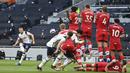 Gelandang Tottenham Hotspur, Eric Dier, melepaskan tendangan bebas saat melawan Southampton pada laga Liga Inggris di London, Rabu (21/4/2021). Tottenham menang dengan skor 2-1. (Justin Setterfield/Pool via AP)