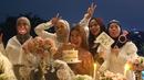 Jelang pernikahan, Neneng juga ikut dalam acara bridal shower Kiky Saputri. Bersama para sahabat lain yang juga komika, mereka tampak bahagia melihat Kiky akan segera mengakhiri masa lajangnya. Sebagai sahabat terdekat Kiky, mereka juga memakai dresscode yang sama agar kompak. (Liputan6.com/IG/@jakartasurpriseplanner)