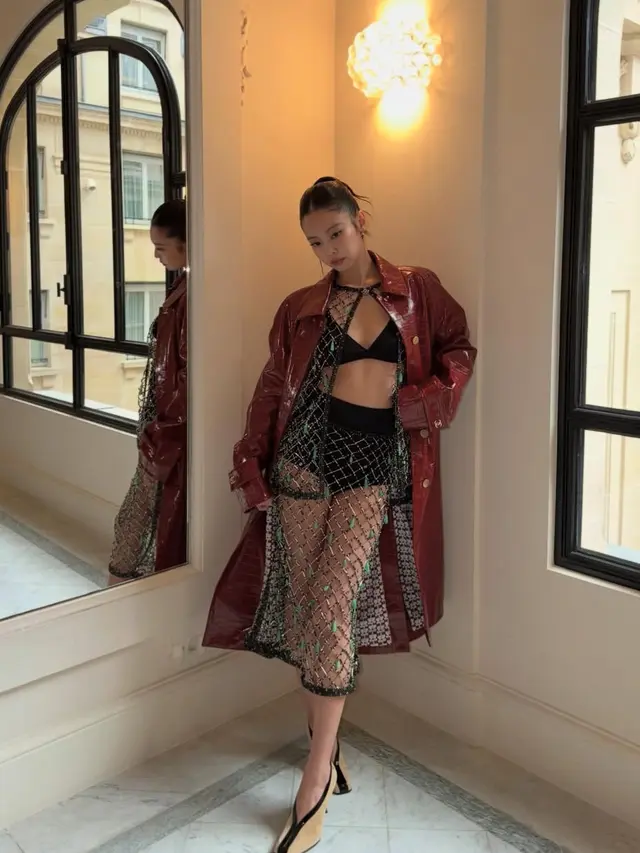 Jennie Blackpink saat hadir di Show Chanel Paris Fashion Week dengan tampilan terbuka. [@jennierubyjane]