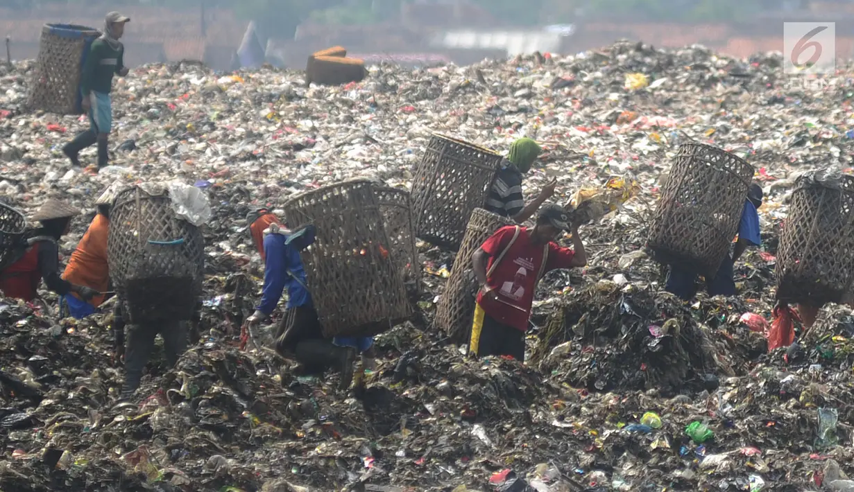 Warga bersama-sama mencari sampah plastik  yang akan dijual sebagai bahan daur ulang di  Tempat Pembuangan Akhir (TPA) Galuga, Bogor (20/5). Indonesia memproduksi sampah plastik sebanyak 175.000 ton per hari.  (Merdeka.com/Arie Basuki)