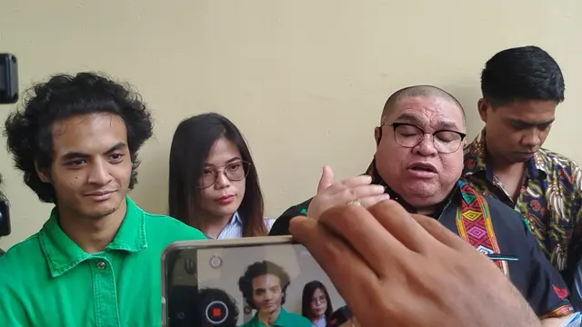 Tiktoker Vadel Badjideh dan pengacaranya, Razman Arif Nasution di Polda Metro Jaya, Rabu (6/11/2024). (Liputan6.com/Ady Anugrahadi)
