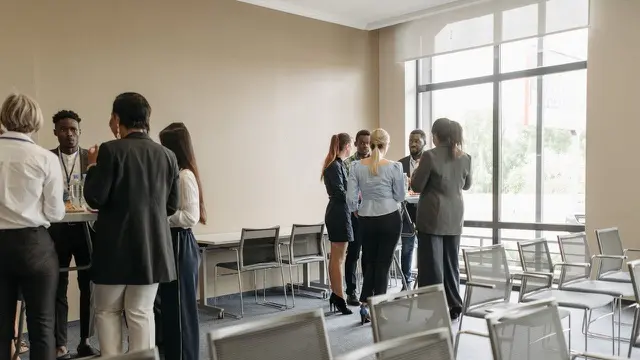 Memberi selamat setelah sidang (Pexels)