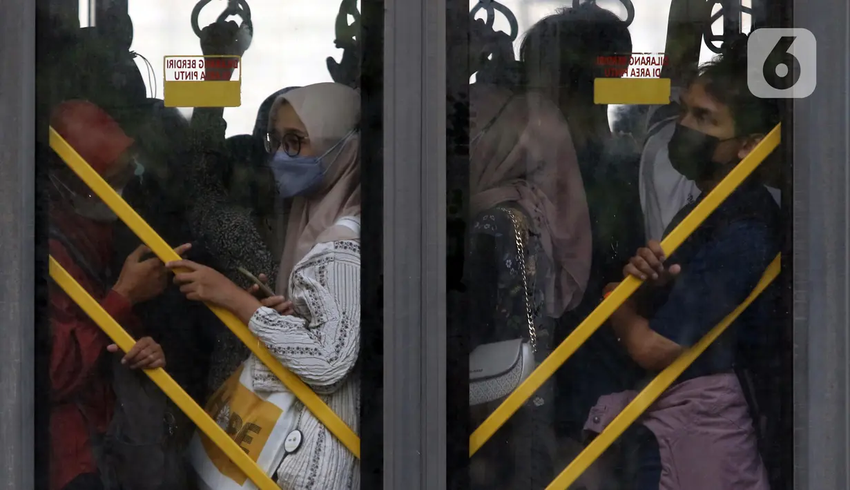 Pengguna Transjakarta menggunakan masker saat berada di dalam bus di kawasan Bundaran Hotel Indonesia Jakarta, Sabtu (10/6/2023). Pemerintah melalui Satgas Penanganan Covid-19 resmi mencabut aturan kewajiban menggunakan masker di semua ruang publik per Jumat (9/6). (Liputan6.com/Helmi Fithriansyah)