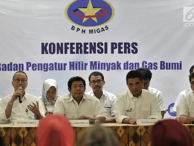 Senior Vice President Corporate ICT PT Pertamina Jeffrey Tjahja Indra (kedua kiri) saat konferensi pers kesepakatan BPH Migas, PT Pertamina dan PT Telkom terkait Digitalisasi Nozzle di Kantor BPH Migas, Jakarta, Senin (13/8). (Merdeka.com/Iqbal S Nugroho)