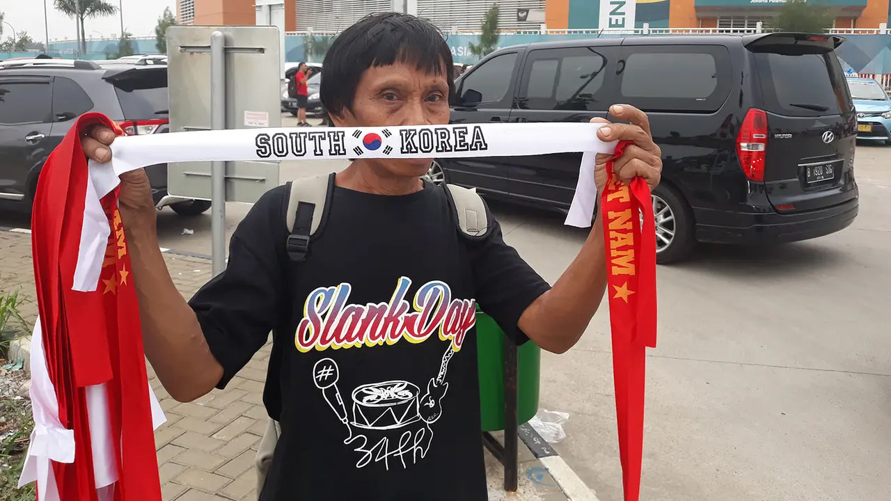 Penjual di Stadion Pakansari, Cibinong