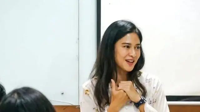 5 Potret Dian Sastro Berbagi Pengetahuan di Kampus UI, Bakal Jadi Dosen Idola