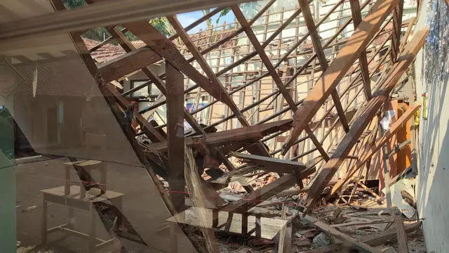 Sekolah ambruk