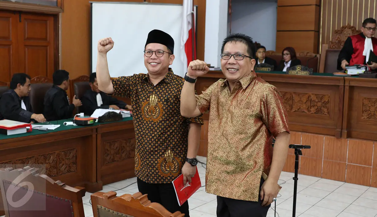 Terdakwa kasus penyebaran ujaran kebencian Zamran dan Rizal mengikuti jalannya sidang di PN Jakarta Selatan, Senin (15/5). Pasal yang didakwakan yakni pasal 28 Undang-undang Informasi dan Transaksi Elektronik (ITE). (Liputan6.com/Immanuel Antonius)