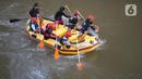Anggota Federasi Arung Jeram Kota Depok (FAJI) berlatih di aliran Sungai Ciliwung, Depok, Jumat (26/6/2020). Latihan yang digelar tiga kali dalam seminggu itu diikuti atlet arung jeram Kota Depok serta anggota federasi lain yang menjadi calon atlet di masa depan. (Liputan6.com/Immanuel Antonius)