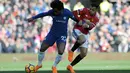 Pemain Chelsea, Willian berebut bola dengan pemain Manchester United, Alex Sanchez pada laga pekan ke-28 Premier League, di Old Trafford, Minggu (25/2). Manchester United menuai kemenangan tipis 2-1 atas Chelsea. (AP/Rui Vieira)