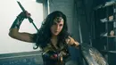 Aktris Gal Gadot saat memerankan Wonder Woman di film terbarunya. Film ini menceritakan sosok Diana, putri cantik asal Amazon yang dilatih guna menjadi ksatria tak terkalahkan, Wonder Woman. (Clay Enos/Warner Bros. Entertainment via AP)
