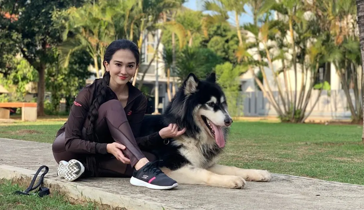 Melalui akun Instagramnya, wanita alumni Universitas Trisakti ini sering membagikan aktivitas saat berlari. Natasha kerap mengajak anjing kesayangannya untuk menemaninya berlari.(Liputan6.com/IG/@natasharatulangi)