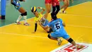 Dua pevoli putri Jakarta PGN Popsivo terjatuh saat menahan serangan pemain Jakarta Electric PLN di laga Pertamina Proliga 2015, Dome Balikpapan, (8/2/2015). Jakarta PGN Popsivo unggul 3-2 atas Jakarta Electric PLN. (Liputan6.com/Helmi Fithriansyah)