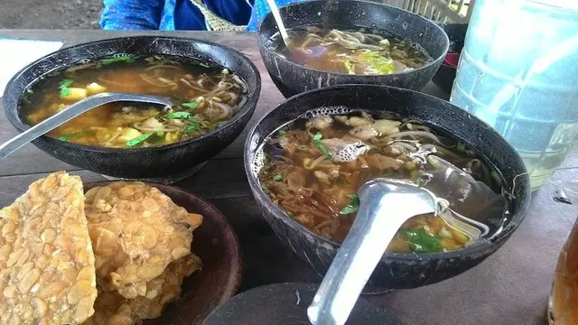 Saoto Bathok Mbah Katro, Sensasi Makan Soto di Tepi Sawah