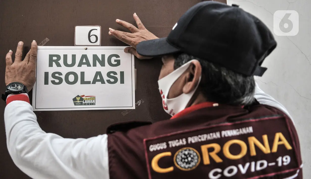 Anggota Lembaga Keswadayaan Masyarakat (LKM) memasang label pada pintu kamar isolasi COVID-19 di RW 05 Kelurahan Kuningan Barat, Jakarta, Kamis (27/8/2020). Pengubahan tempat indekos menjadi ruang isolasi tersebut atas dasar kepedulian terhadap sesama. (merdeka.com/Iqbal S. Nugroho)