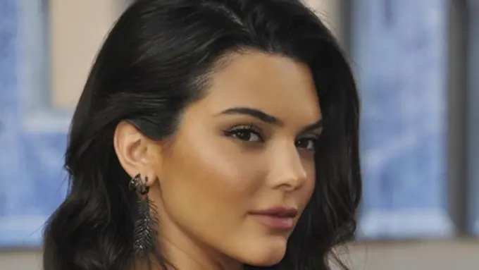 7 Artis Hollywood yang Tampil Menawan dengan Rambut Hitam