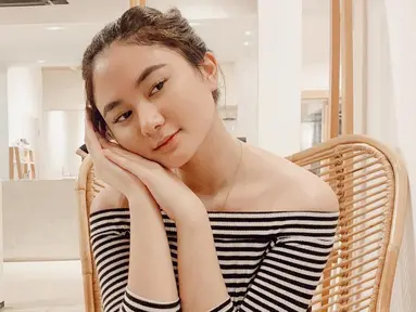 Pakai baju motif stripe hitam putih dengan model off shoulder, penampilan simpel Zahwa Aqilah ini tetap terlihat stylish. Kalung yang melingkar di lehernya mendukung penampilannya dengan outfit off shoulder. Rambut yang dicepol membuat pesona bintang sinetron Cinta Suci ini kian terpancar. (Liputan6.com/IG/@zahwaqilah)