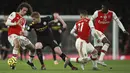 Gelandang Manchester City, Kevin De Bruyne (kedua kiri) berusaha melewati tiga pemain Arsenal pada pertandingan lanjutan Liga Inggris di di Stadion Emirates, London (15/12/2019). City menang telak atas Arsenal 3-0. (AP Photo/Ian Walton)