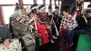 Seorang anak laki-laki melihat peserta tur yang mengenakan pakaian Samurai saat mengikuti tur situs bersejarah di Kamakura, Jepang (26/11). (AP Photo/Shizuo Kambayashi)