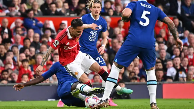 Foto: Detik-detik Antony Meringis Kesakitan Setelah di Tekel Pemain Chelsea dari Belakang