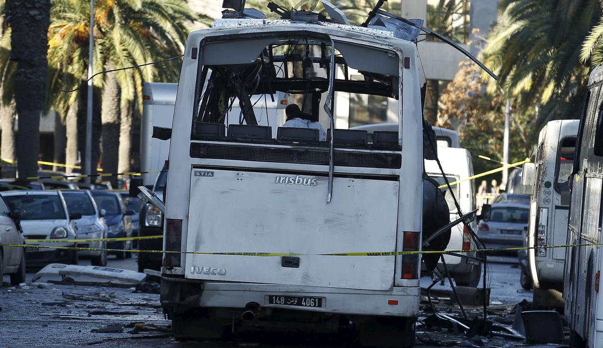 Tampak bis pengiring presiden yang hancur pasca serangan bom di Tunisia, (25/11). Diduga serangan bom ini adalah serangan bom bunuh diri. (REUTERS/Zoubeir Souissi)