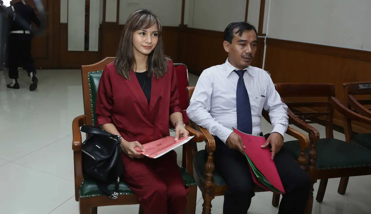 Sedikit berbeda dengan proses cerai pada umumnya, perceraian Kirana dan Tama ini terbilang singkat. Keduanya hanya menjalani persidangan sebanyak tiga kali setelah Kirana mengajukan gugatan cerai pada April 2017 lalu. (Nurwahyunan/Bintang.com)