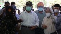 Menteri Sosial Tri Rismaharini atau Risma saat mendampingi Menko Pembangunan Manusia dan Kebudayaan Muhadjir Effendy di Lumajang, Jawa Timur. (dok Kemensos)