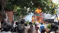 Kereta Vs Truk, 2 Motor Ikut Terbakar