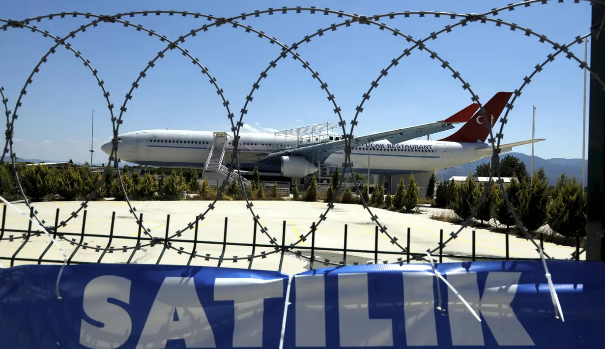 Restoran pesawat berukuran besar yang terletak di Distrik Burhaniye, Provinsi Balikesir, Turki, 4 Agustus 2020. Restoran terbesar di Turki itu, yang dialihfungsikan dari pesawat Airbus tua, dijual seharga 1,4 juta dolar AS (1 dolar AS = Rp14.697), kata seorang agen properti. (Xinhua/Osman Orsal)