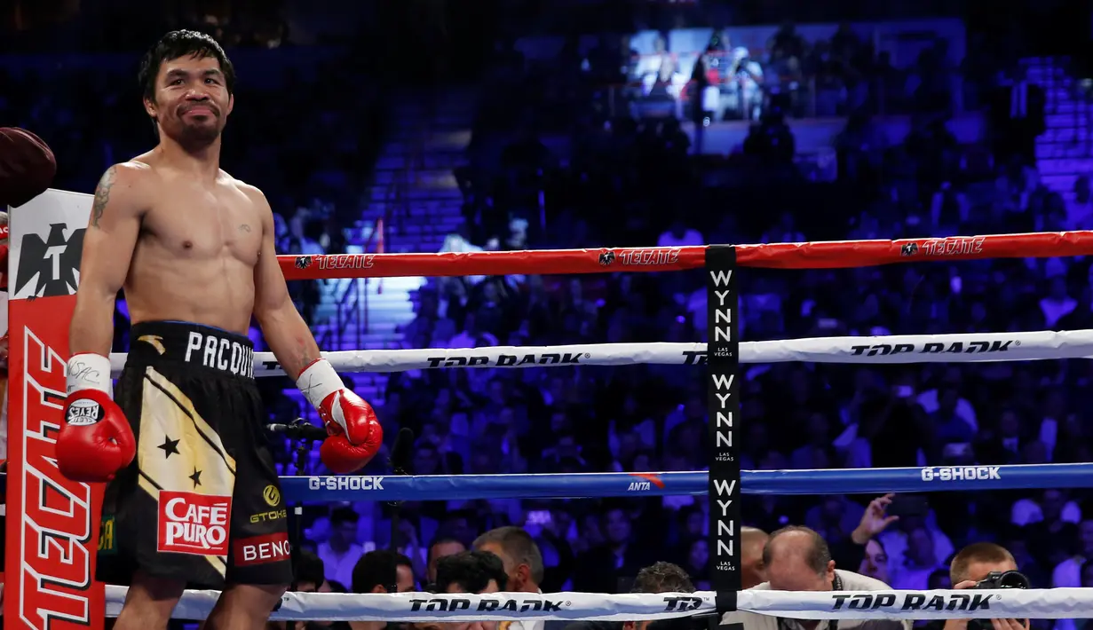 Manny Pacquiao berada diatas ring saat menunggu pertandingan dimulai dalam perebutan sabuk WBO kelas Welter melawan Jessie Vargas di Thomas & Mack Arena, Las Vegas, AS (5/11). (Reuters/Steve Marcus)