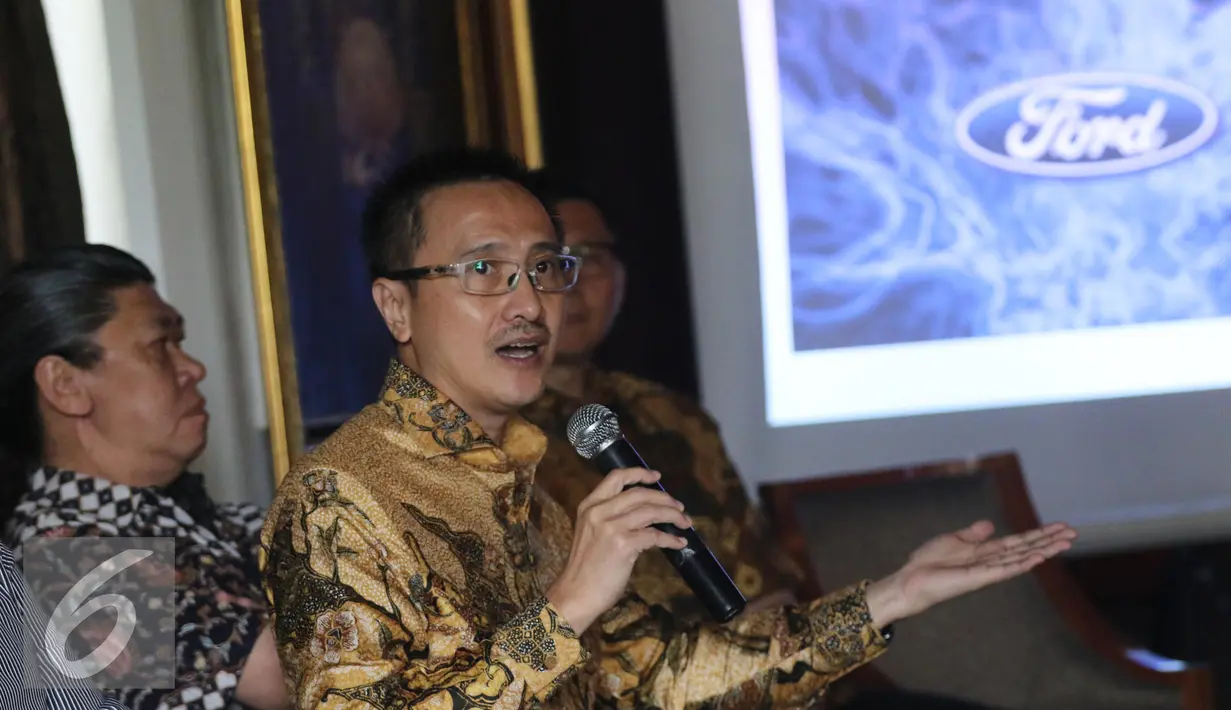 Kuasa hukum, Harry Ponto saat konferensi pers di Jakarta, Senin (27/6). Outlet Ford di Indonesia menuntut PT Ford Motor Indonesia (FMI), Ford Motor Company (FMC) Amerika dan Ford International Services (FIS). (Liputan6.com/Herman Zakharia)