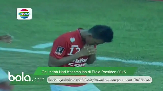 Penyerang Bali United, Lerby Eliandry melepaskan tendangan bebas indah yang mengarah ke sisi kiri gawang Usman Pribadi. 2-1 Bali United unggul atas Persita Tangerang di Stadion I Wayan Dipta, Gianyar Bali, Senin (7/8/2015).