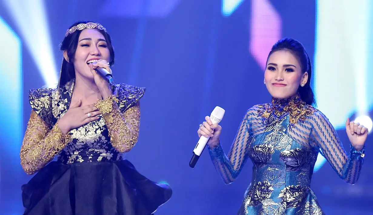 Acara berlangsung pada Kamis 7 Desember 2017 di Stadion Kanjuruhan Malang, Jawa Timur. Kategori terpopuler, tersosmed, dan terbaik disuguhkan dalam ajang untuk mengapresiasi para insan dan karya-karya musik dangdut. (Bambang E Ros/Bintang.com)