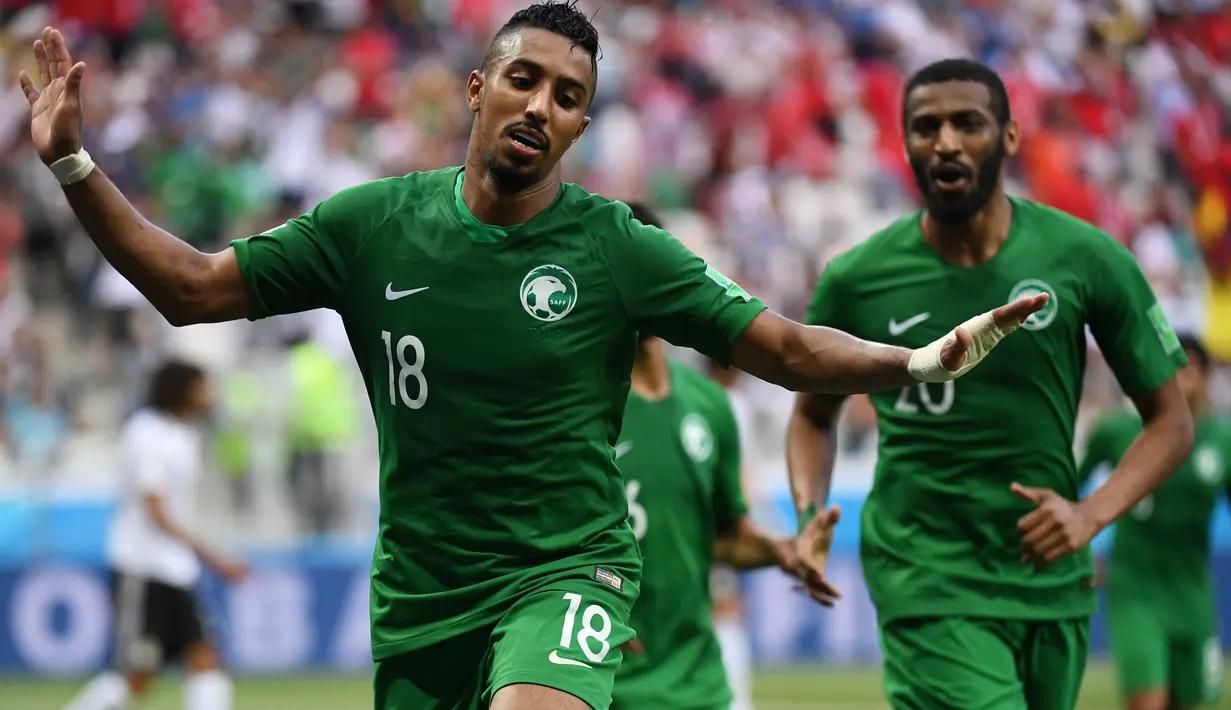 Striker Arab Saudi, Salem Al-Dawsari, merayakan gol yang dicetaknya ke gawang Mesir pada laga grup A Piala Dunia di Volgograd, Senin (25/6/2018). Gol ini tercipta pada menit ‘90+5 atau masa injury time. (AFP/Philippe Desmazes)