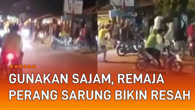 Aksi remaja terlibat perang sarung di tengah jalan mengundang perhatian