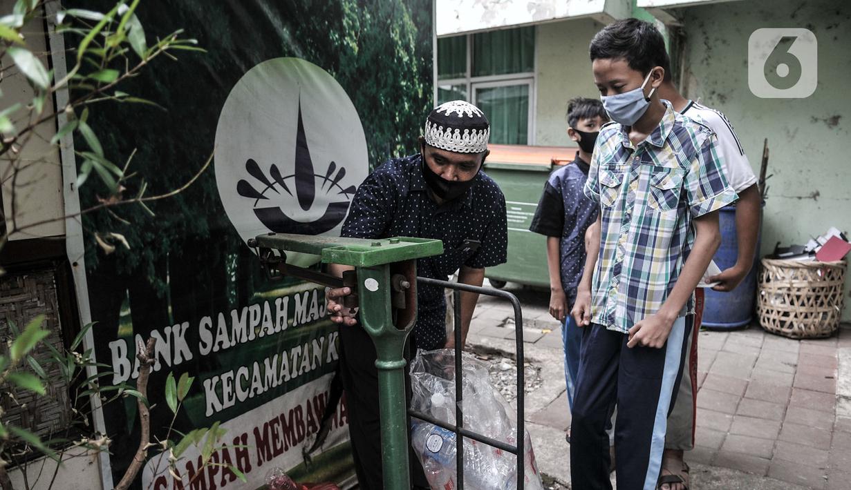 Gus In menimbang sampah anorganik di Bank Sampah Majelis Taklim, Jakarta, Rabu (12/8/2020). Pendiri Bank Sampah Majelis Taklim, Solihin atau Gus In memberikan fasilitas WiFi untuk menunjang pembelajaran jarak jauh bagi siswa-siswi kurang mampu di wilayah Koja. (merdeka.com/Iqbal S. Nugroho)