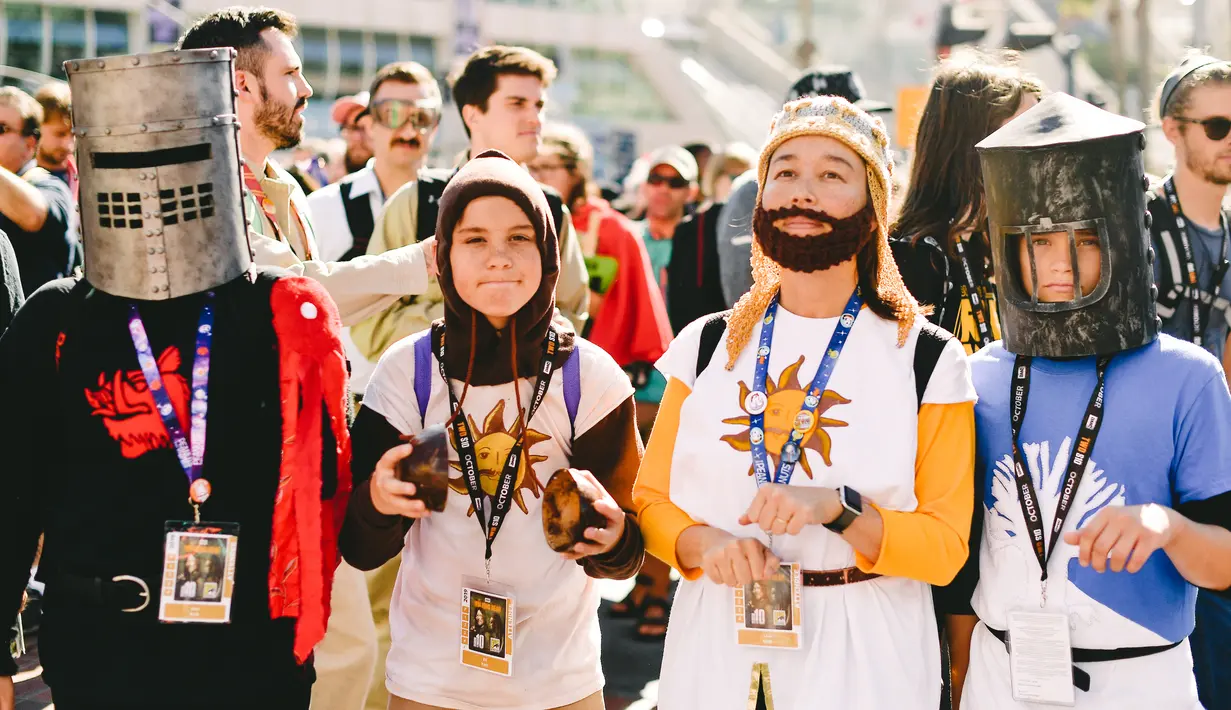 Csplayer berbagai karakter berpose saat menghadiri San Diego Comic-Con International 2019 di San Diego, California, Amerika Serikat, Kamis (18/7/2019). (Matt Winkelmeyer/Getty Images/AFP)