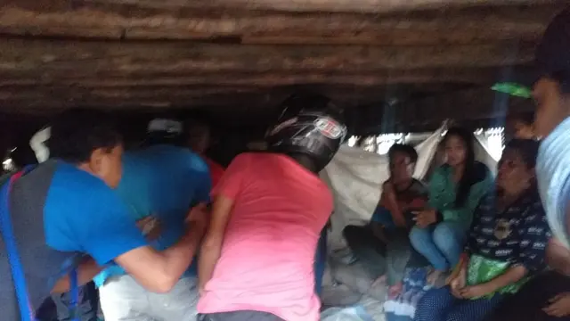 Polisi Dompu menangkap empat emak-emak yang berjudi di bawah kolong rumah panggung. (Foto: Liputan6.com/Miftahul Yani)