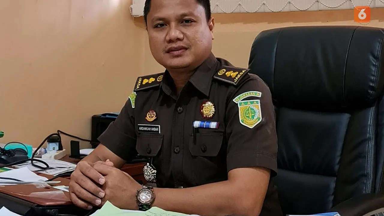 Kasi Intelijen Kejari Makassar Ardiansah Akbar mengungkapkan banyak kejanggalan dalam proyek pembebasan lahan industri persampahan Kota Makassar yang telah menghabiskan anggaran senilai Rp70 miliar lebih (Liputan6.com/ Eka Hakim)