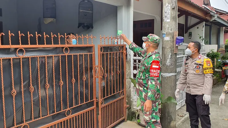 Babinsa didampingi Bhabinkamtibmas menyalurkan paket obat untuk warga isolasi mandiri di Kelurahan Mampang, Kecamatan Pancoran Mas, Kota Depok.