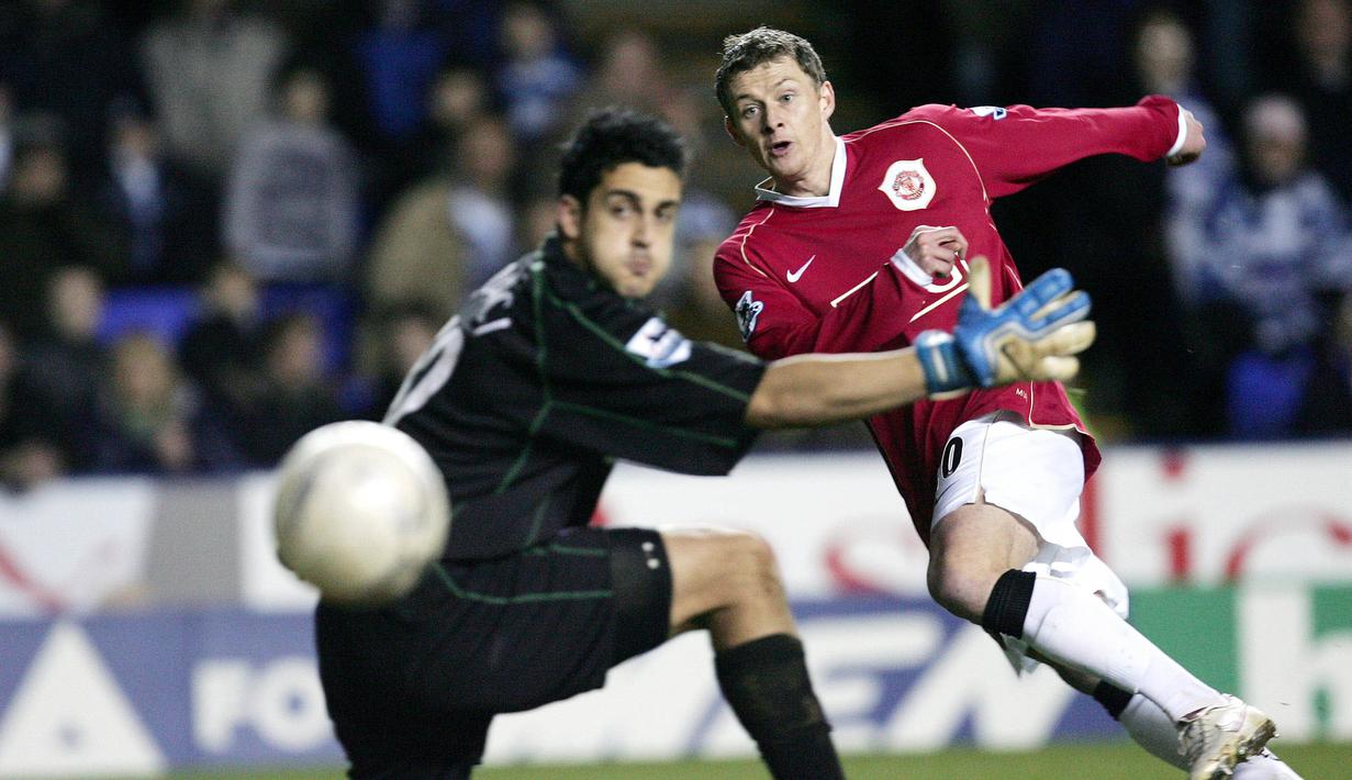 Striker Manchester United, Ole Gunnar Solskjaer, melepaskan tendangan saat pertandingan melawan Reading di Stadion Old Trafford, (27/2/2007). (AFP/Carl De Souza)