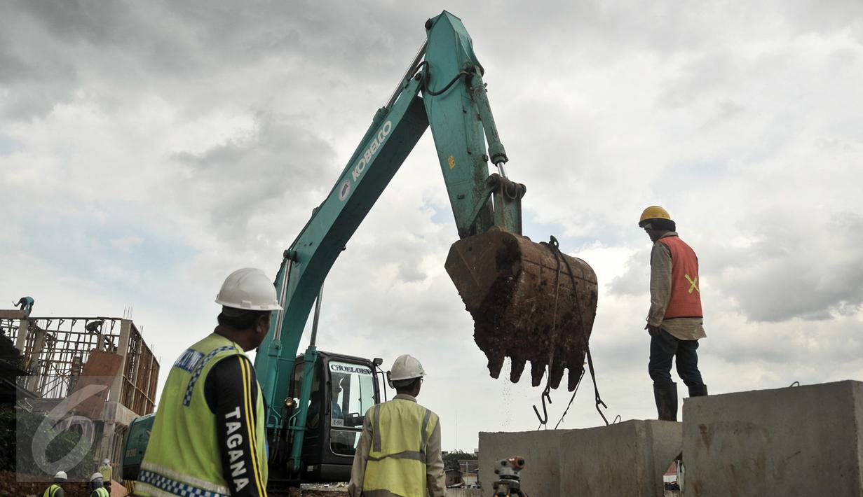 Alat berat dikerahkan untuk mempercepat proyek normalisasi sungai Ciliwung di kawasan Bukit Duri, Jakarta, Rabu (8/2). Proyek normalisasi Ciliwung Bukit Duri ditargetkan rampung pada Mei mendatang. (Liputan6.com/Yoppy Renato)