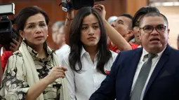 Istri Irman, Liestyana Gusman (kiri) menghadiri sidang perdana praperadilan Irman Gusman di PN Jakarta Selatan, Selasa (18/10). Irman menggugat penangkapan dan penetapan tersangka dirinya terkait kuota impor gula oleh KPK. (Liputan6.com/Helmi Afandi)
