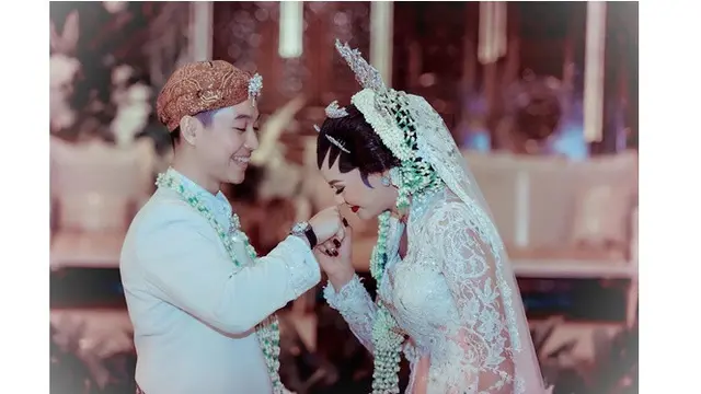 7 Potret Pernikahan Kartika Sary, Adik Yuni Shara dan KD yang Kental Adat Jawa
